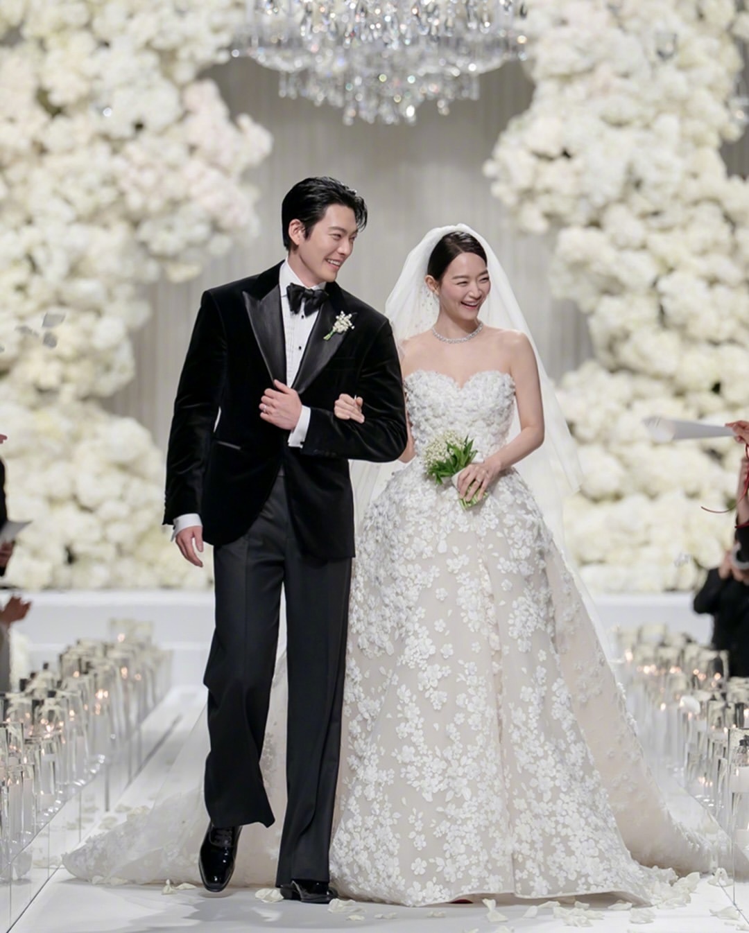 12月20日申敏儿与金宇彬举行婚礼。新娘申敏儿身穿的是ElieSaab202