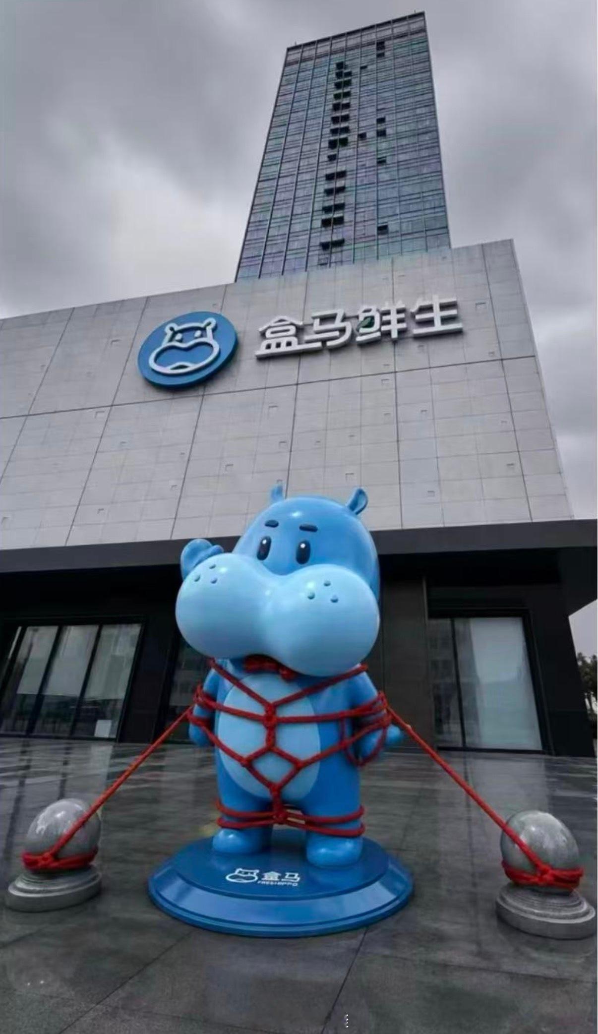 盒马，你在干嘛？？？这专业又娴熟的手法，看来私底下是烟酒都来啊。