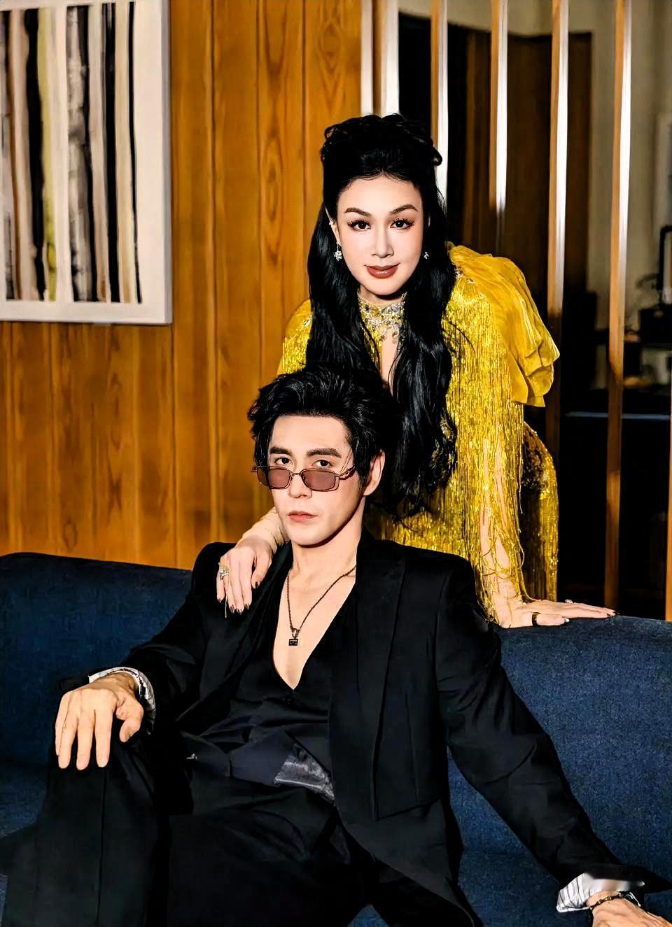 张泉灵翻完那个白眼之后，钟丽缇一直低着头，全程没说一句话。4月14日的节目里