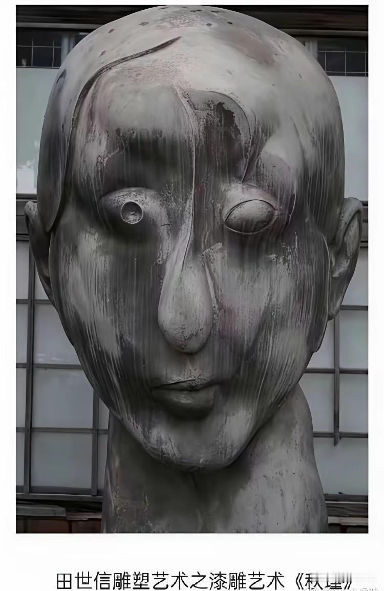 真的怀疑这位名叫田世信的雕塑家跟名人有仇一般，他笔下的名人雕塑一个个变得丑不拉几