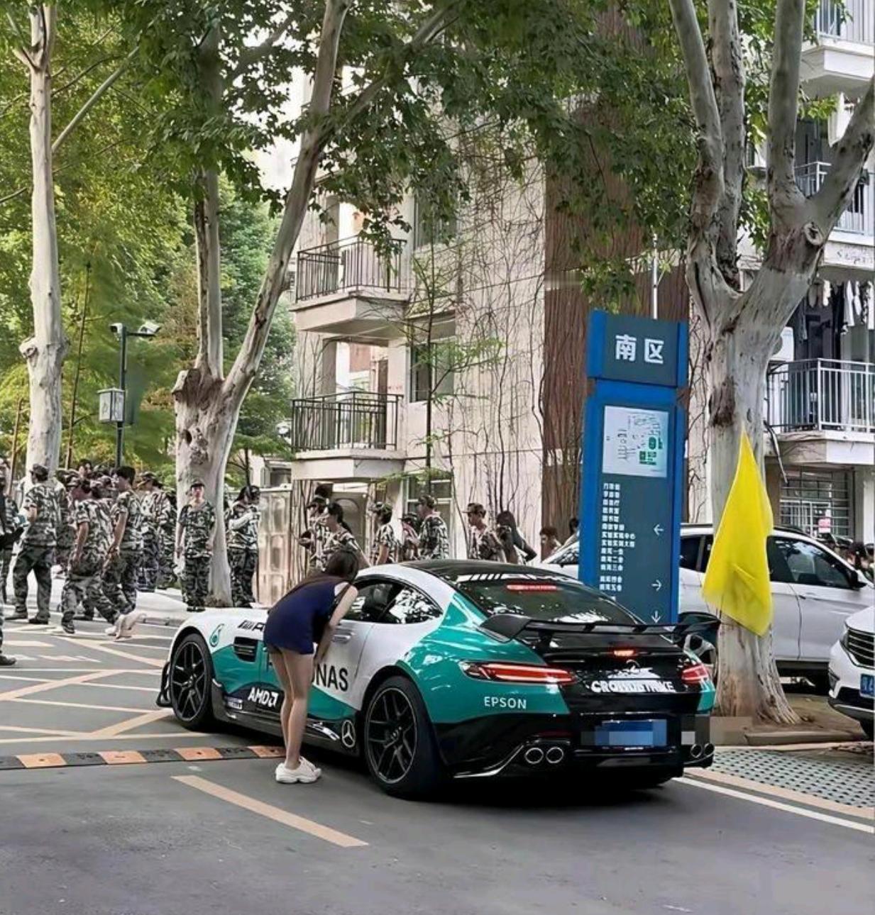 为什么女神不理你，因为女神在学车