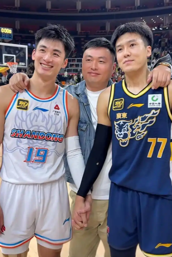 一目了然，黄荣奇与于德豪综合实力对比如下:1.防守能力   黄荣奇>于
