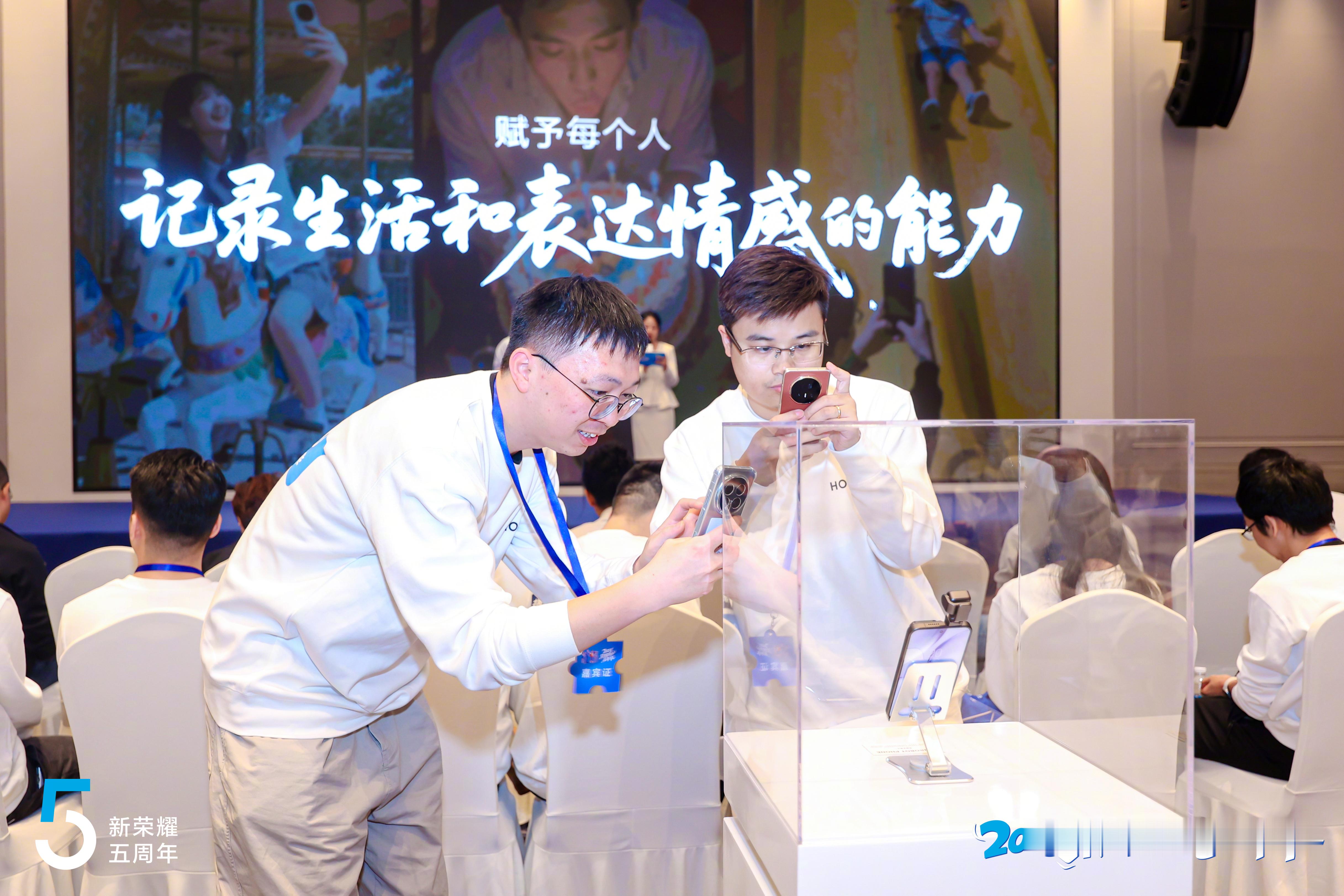 荣耀五周年，创新不止步！在2025用户嘉年华现场，荣耀ROBOTPHONE手板