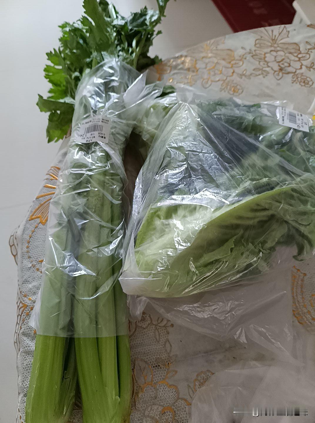 一早又跑去超市蔬菜区昨儿买的一块两毛八的芹菜今儿已掉到九毛九一斤生菜也随之