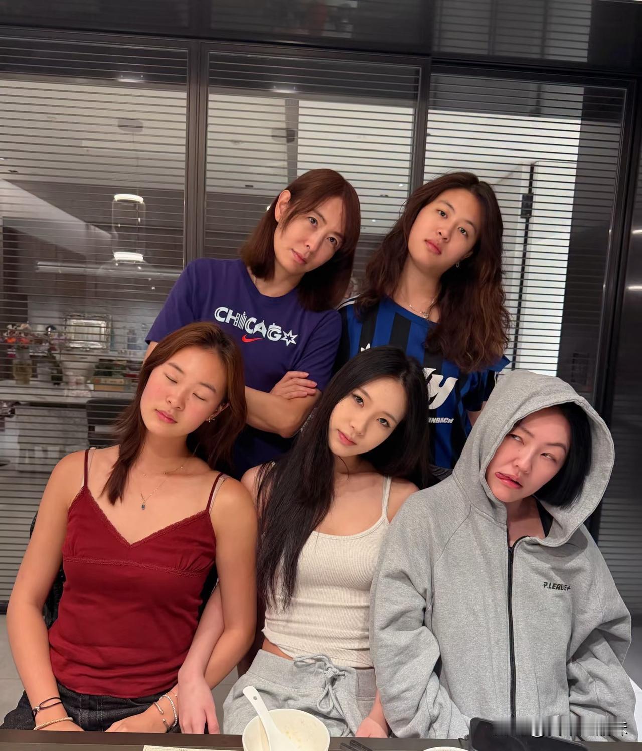 小s母女去同学家做客被说不请自来[捂脸哭][捂脸哭]小s旁边的就是她的大女儿Ell