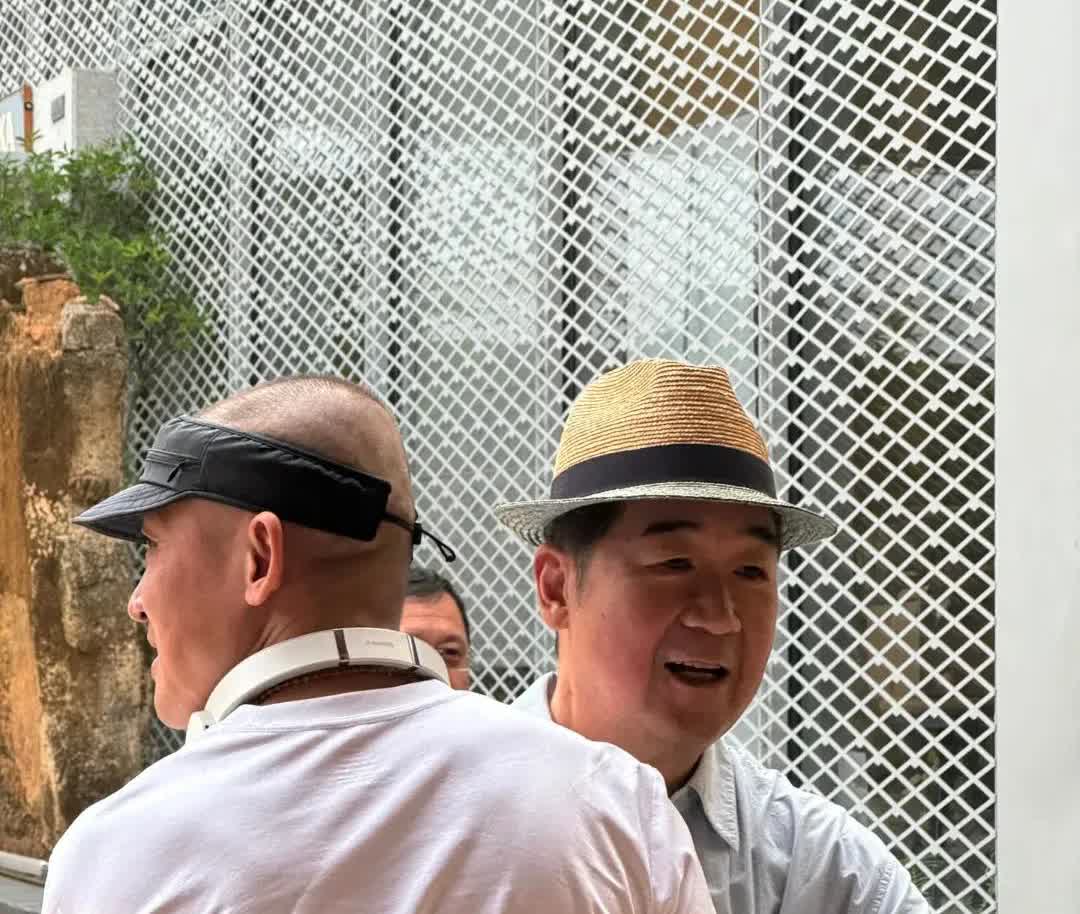 今天演员聂远到深圳坪山探访张国立，一个演过康熙，一个演过乾隆，上演两代清朝荧屏皇