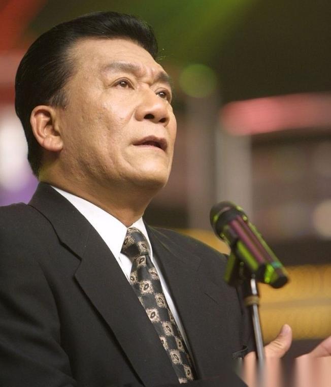 1986年，侯耀文为了跟韦唯在一起，抛弃了发妻刘彦，可是同居一年后，侯耀文又爱上