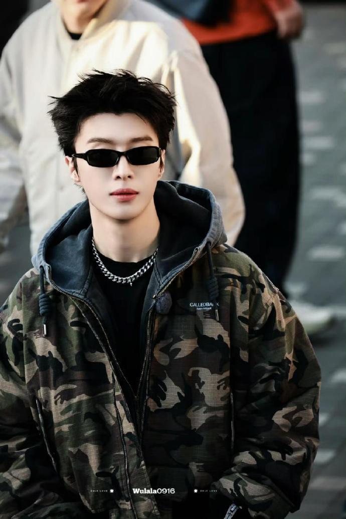 范丞丞墨镜一戴气场全开