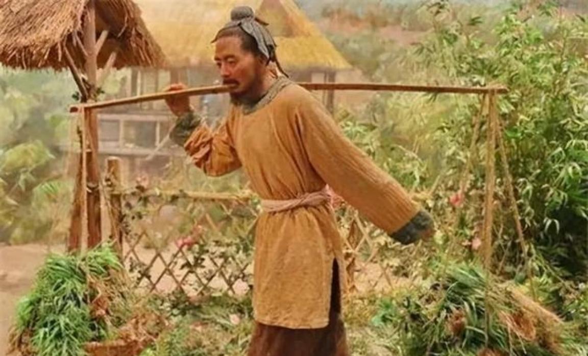 ☁古人的衣服拖在地上很长，他们不怕把衣服弄脏吗？答案其实很简单在看古装剧