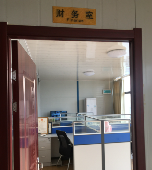 江苏南京，某教育公司出现经济问题，财务打算跑路，她以短信的方式提出离职，公司老板