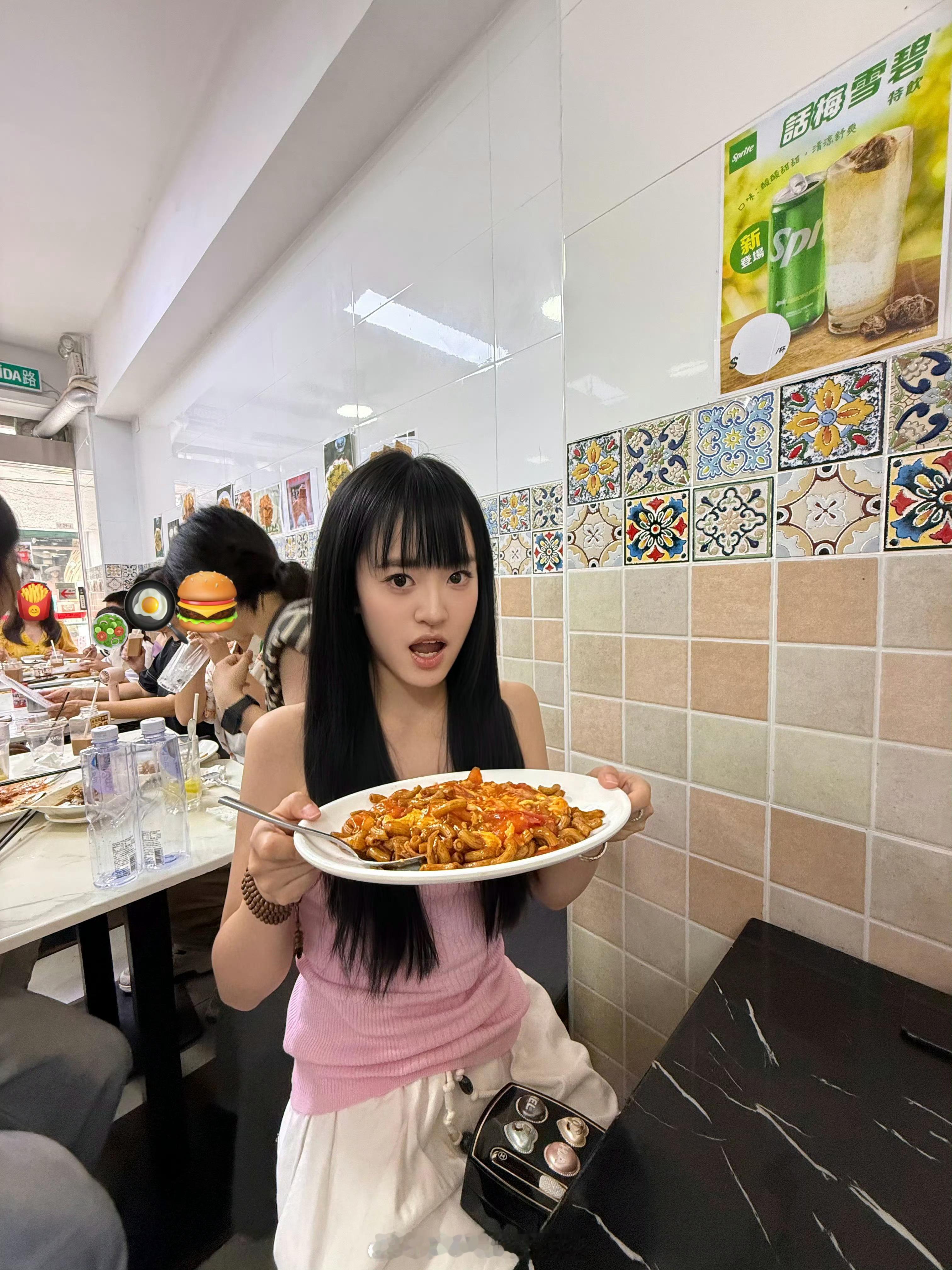Jackeylove女友吴55分享旅游照：plogtime哥哥不仅游戏打得好