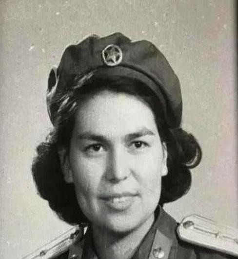 1965年，刘亚楼病逝。临终叮嘱混血妻子：“务必改嫁！”她含泪应下。后来怎样了？