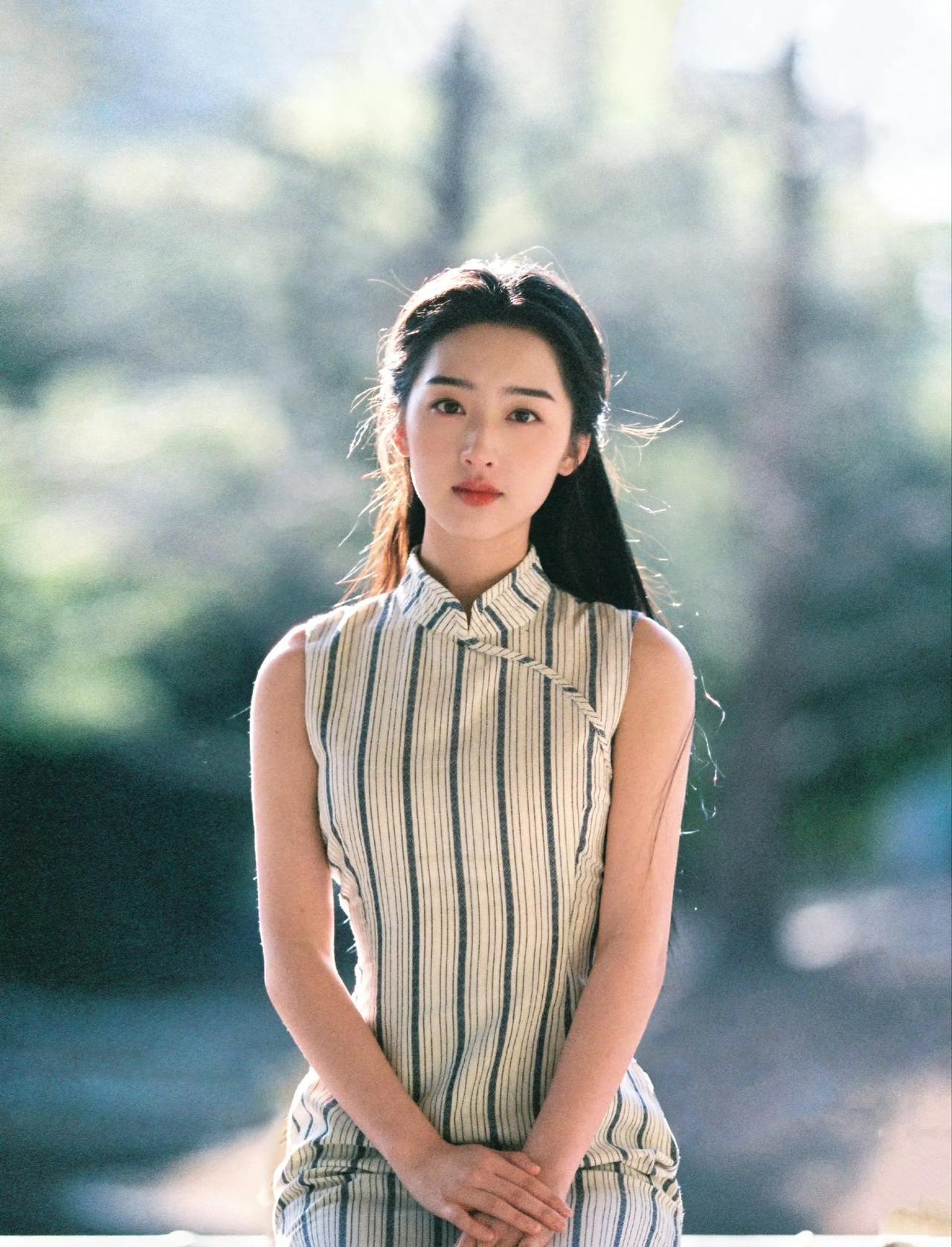 哪个00后女演员比同级邓恩熙美啊，有三分似刘亦菲的纯美。温柔清冷的旗袍小美女，2