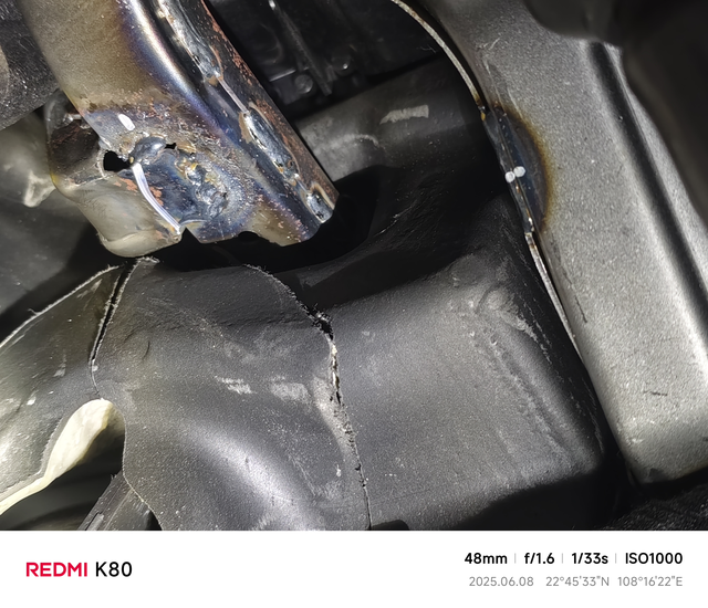 领克08仪表下面的焊点这个属于是后期补焊的吗？叫车友群的车拍同一个位置，也就我