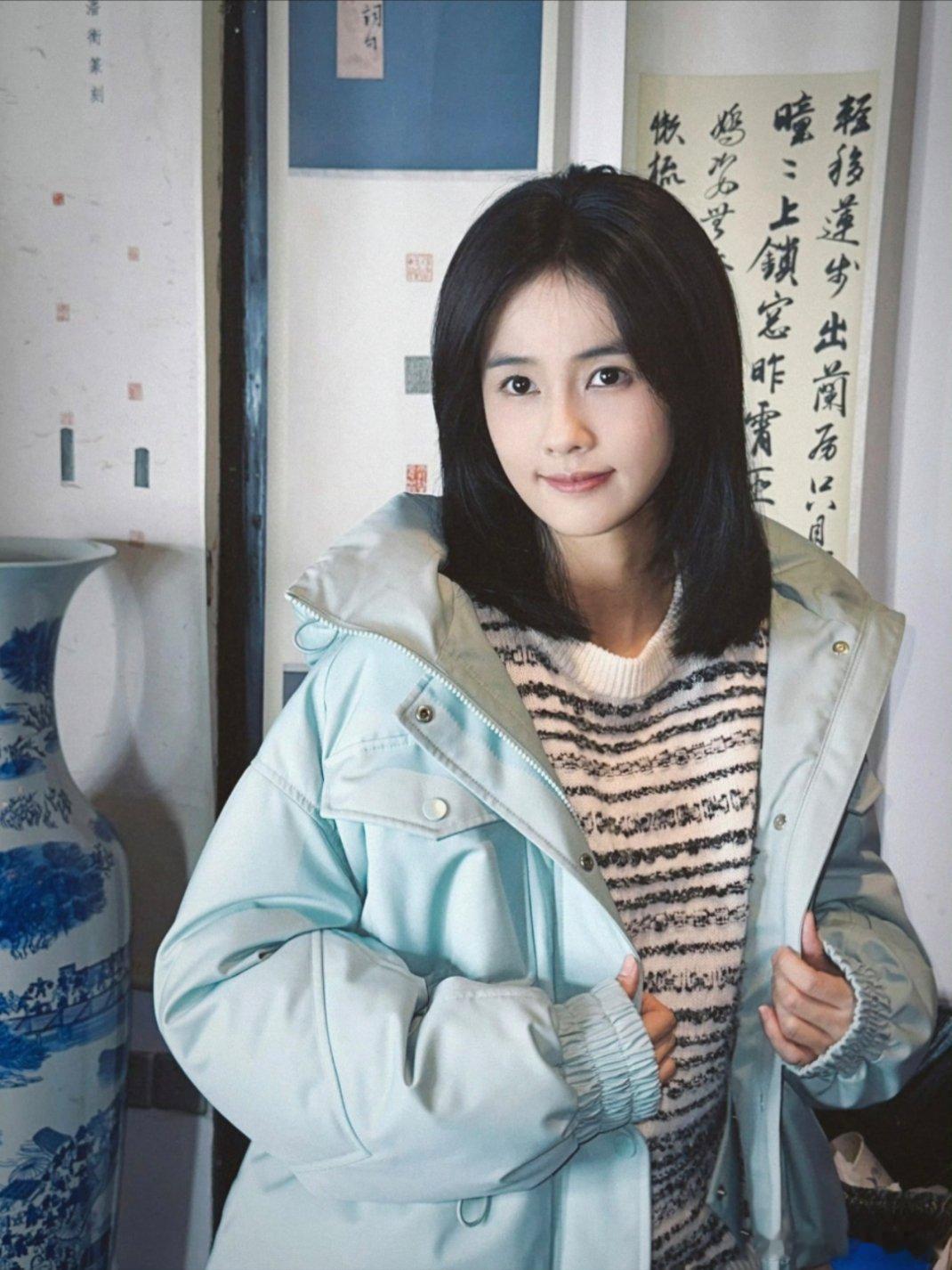 白鹿锁骨发此女颜值被严重低估了🦌长的短的黑的粉的披发的双马尾的怎么什么风格都能