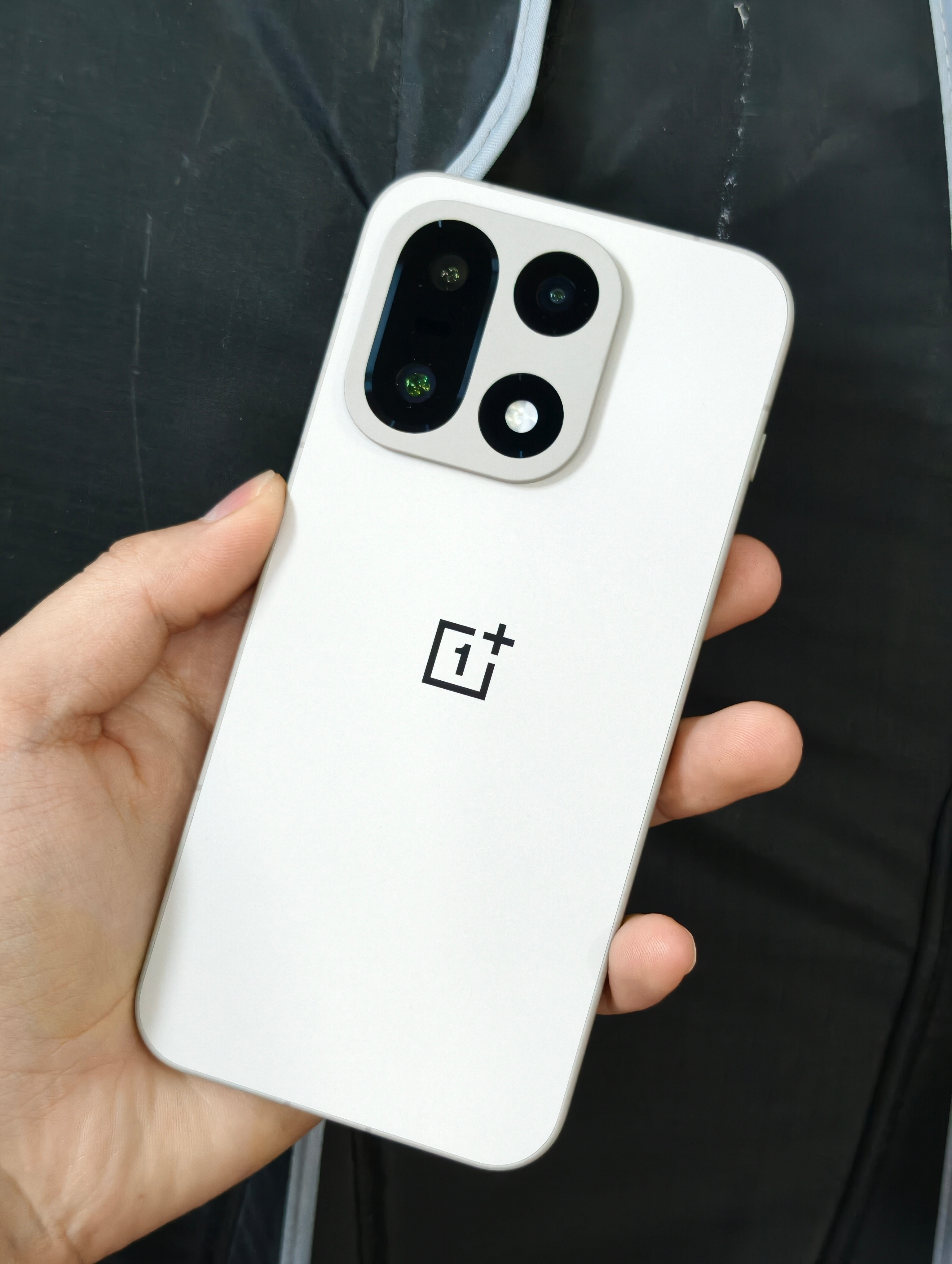 买手机选中端机还是上代旗舰同样的预算情况下，我是更推荐入手上代旗舰的，因为旗舰