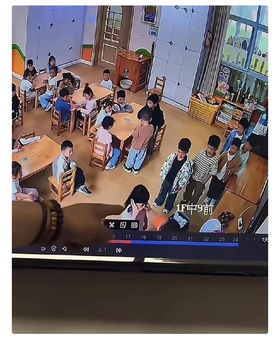 江苏徐州的女幼师，估计肠子都要悔青了吧。因用热熔胶枪将女孩嘴巴烫伤，介入公安