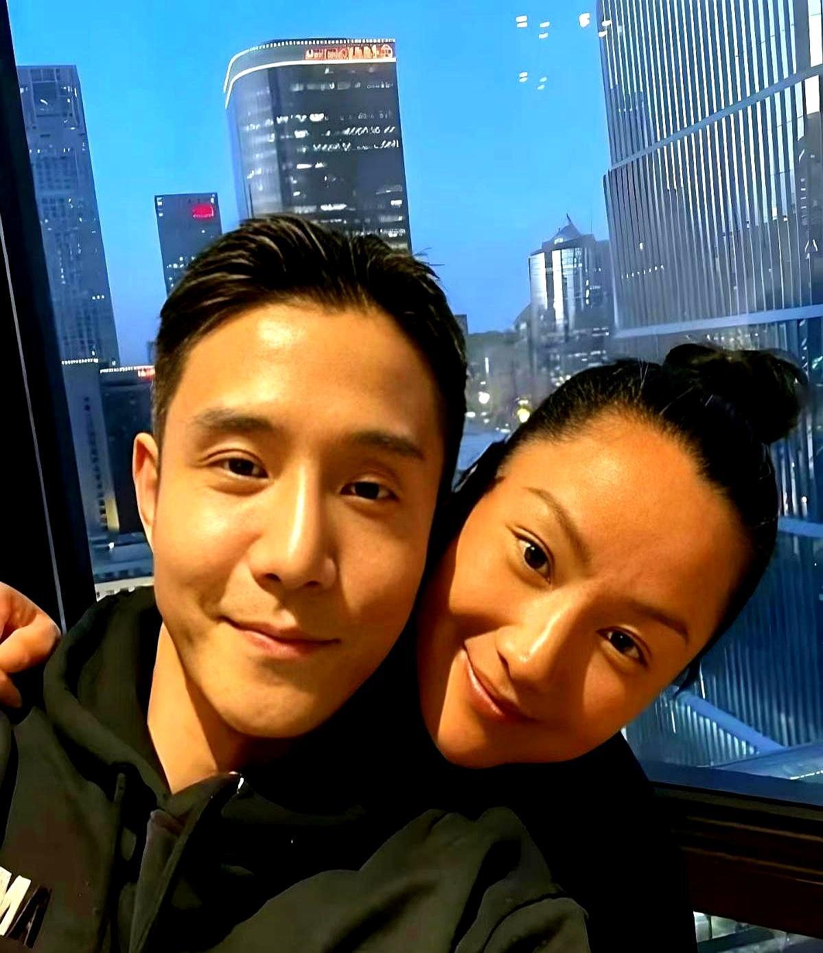 连拒胡兵三次求爱，54岁初代超模转头扎进泰国给老外当后妈。你以为她把牌打烂了？