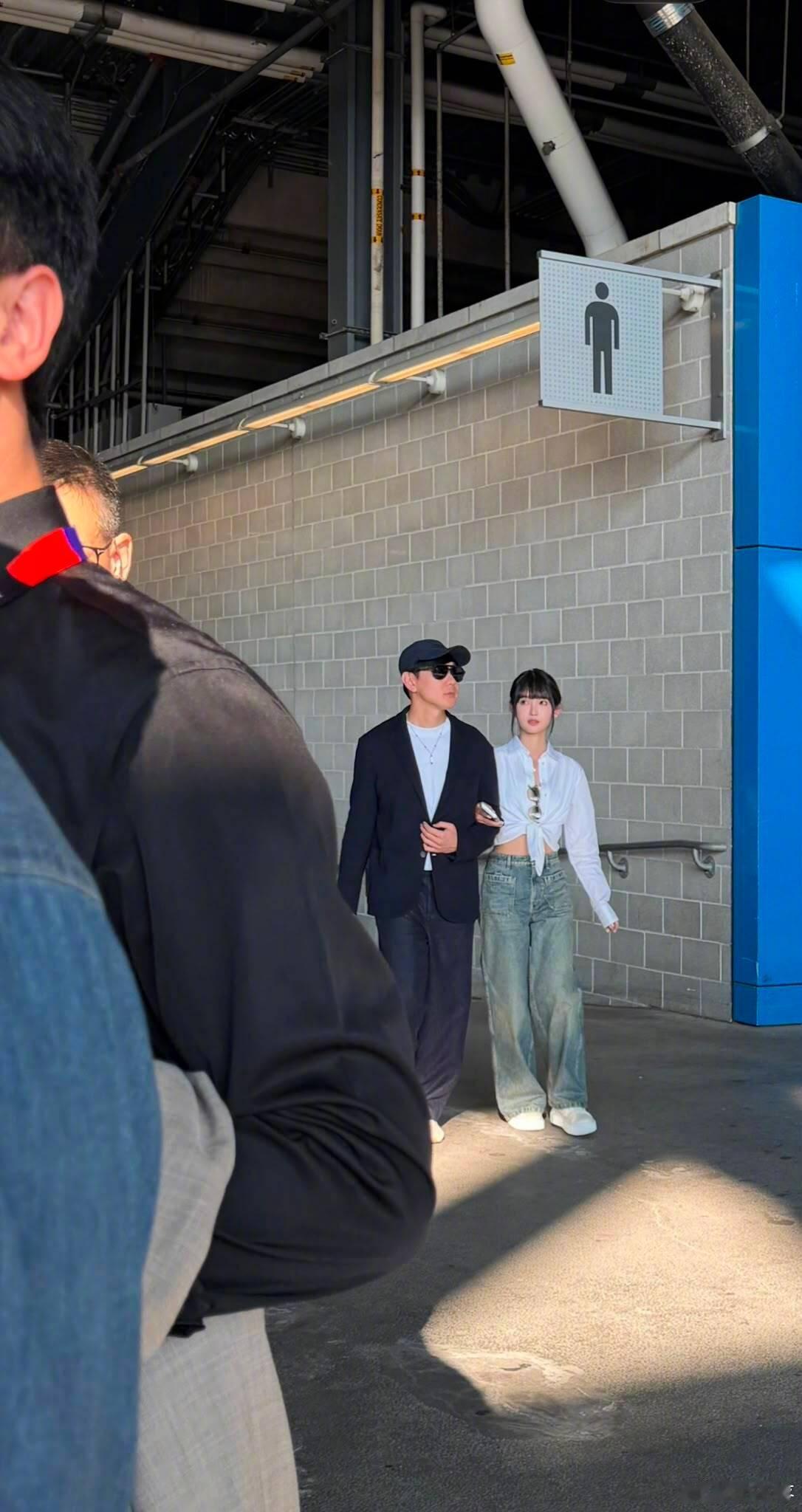 世界杯决赛现场的林俊杰和女友七七，俩人身高差的不多啊