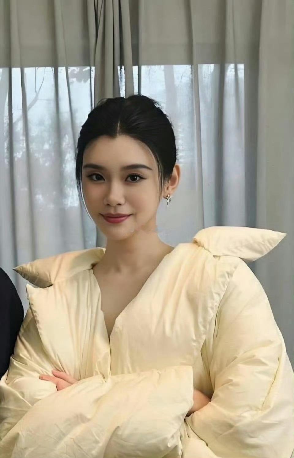 奚梦瑶这长相太牛了，普通人站旁边显得的更普通了​​​
