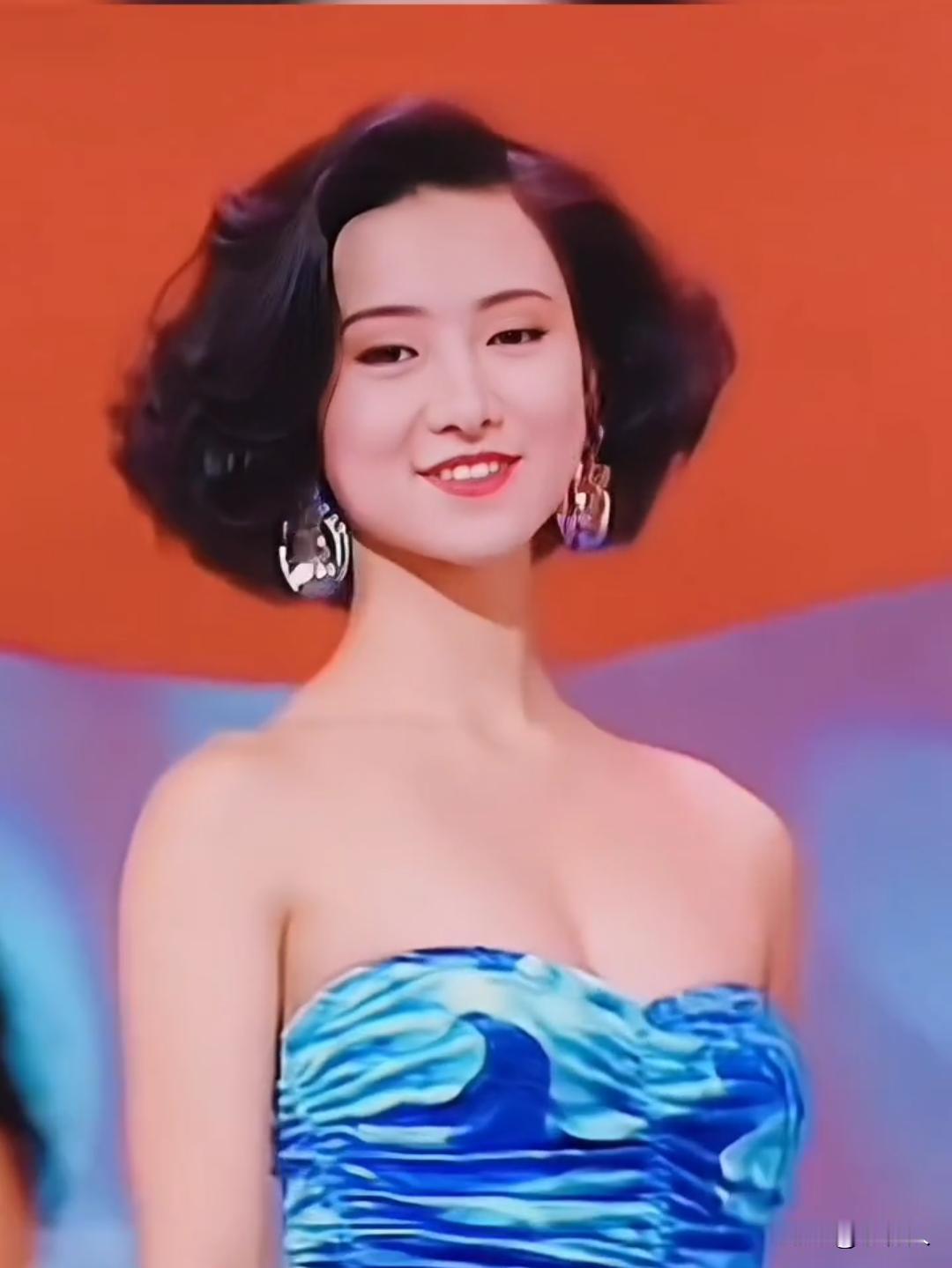 不愧是当年亚姐冠军，翁虹年轻时真美。如今越老越有韵味，比30岁都丰满性感。你还