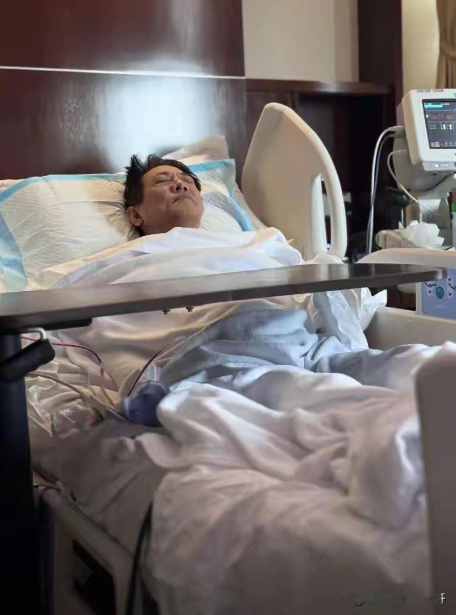 李连杰从走路都费劲到突然活蹦乱跳，大家都觉得匪夷所思某手上更是瓢着各种质疑怀