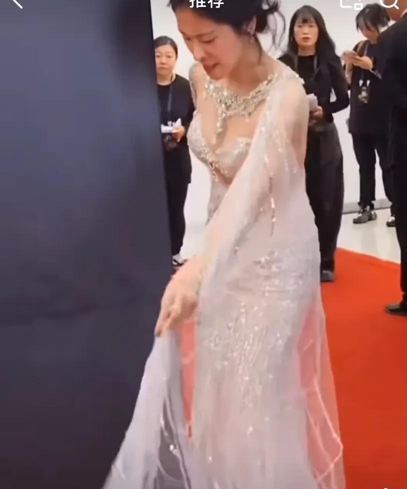 赵丽颖给张碧晨整理裙摆这事儿，简直就是一耳光扇在了那些“塑料姐妹花”的脸上！红