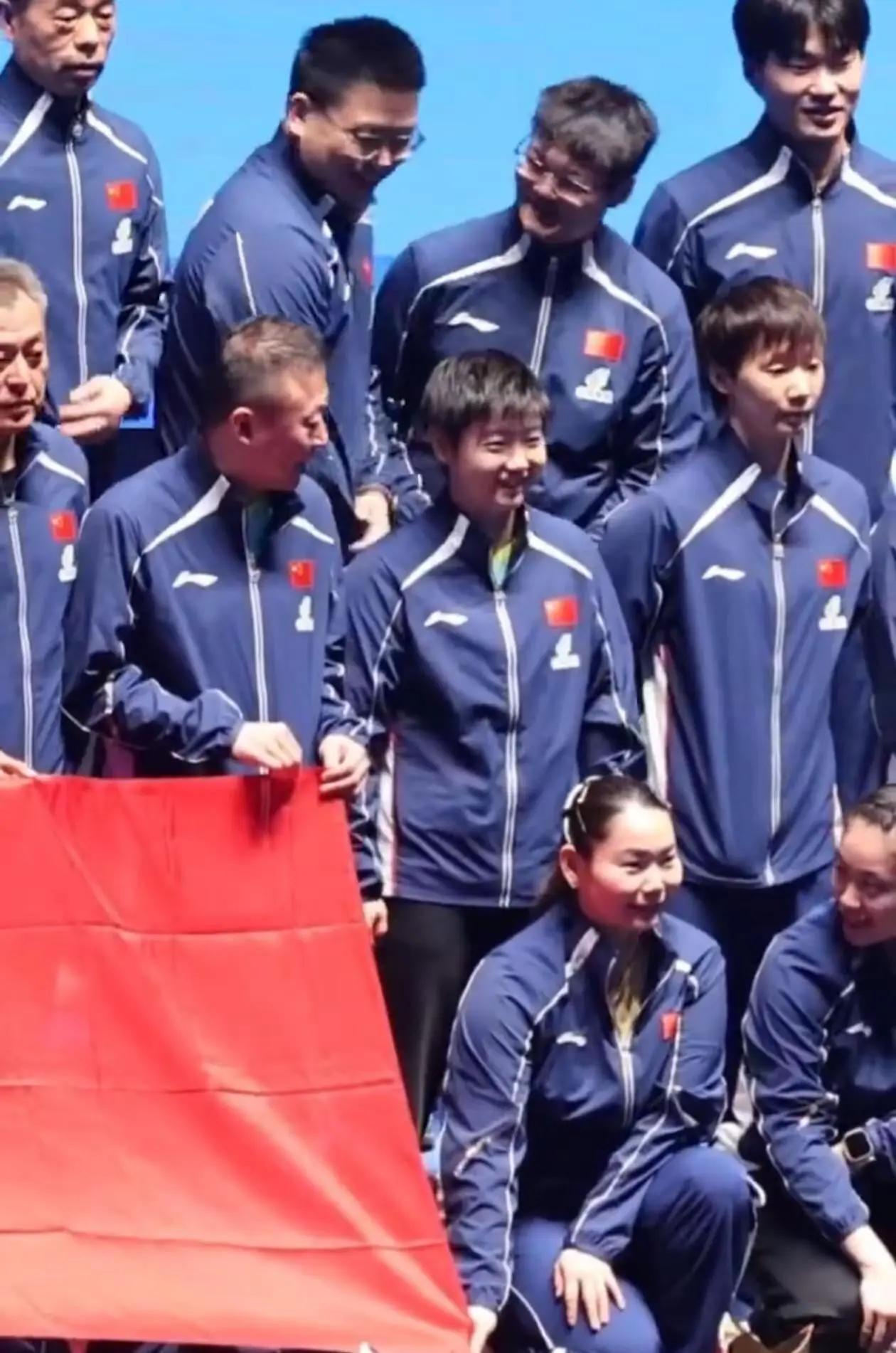 来来来，都瞅瞅，看看莎莎周围人都什么表情？这磁场真是强大，莎莎小太阳的光惠及周围