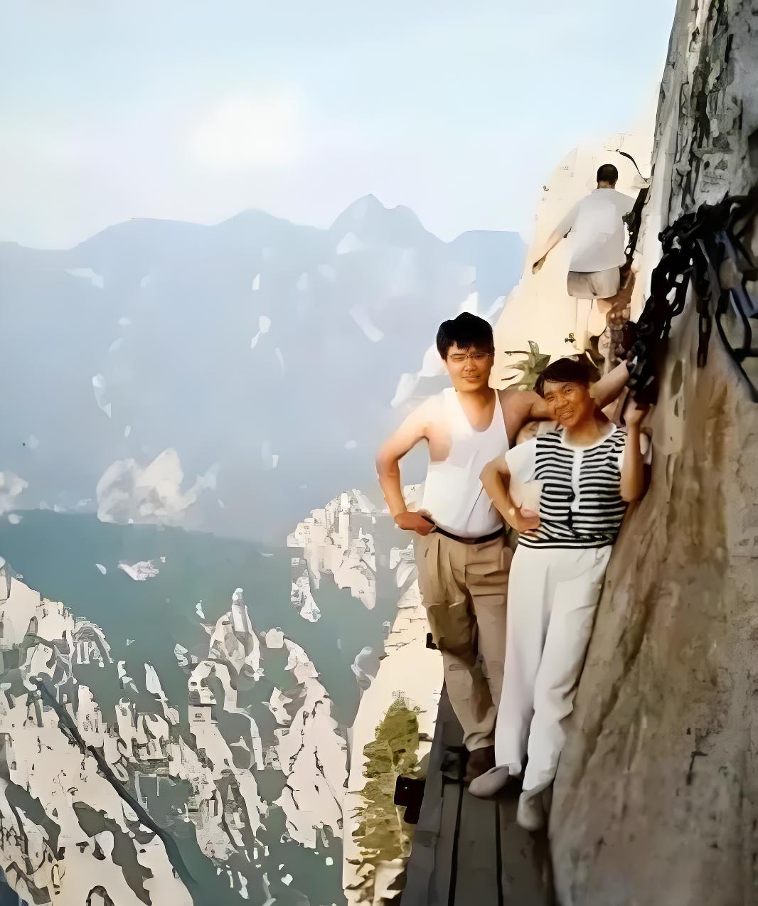 三十年前，人们是这样登华山的！如今，你敢吗。​​​