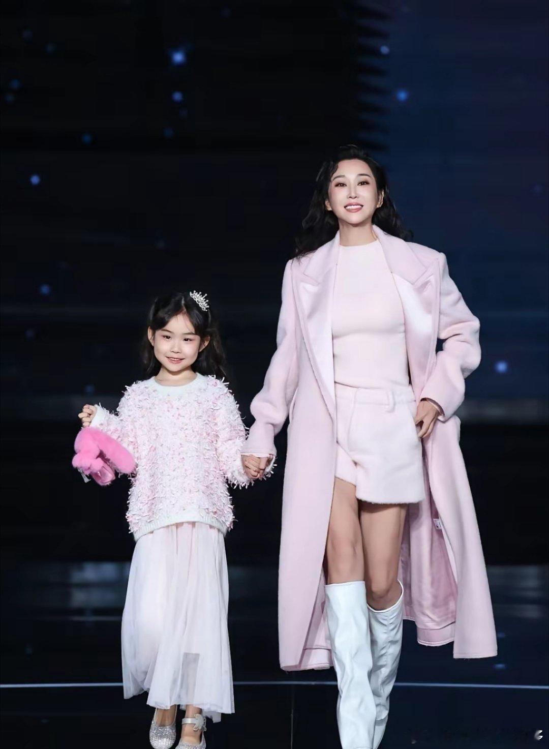 杜若溪严屹宽的女儿也开始露脸了，估计是想红了…​作为星二代，好多父母都不让孩子出