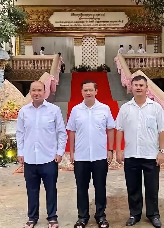 最近柬埔寨首相洪森家的事儿成了大家讨论的焦点。原来他把三个儿子都送美国去读书了，