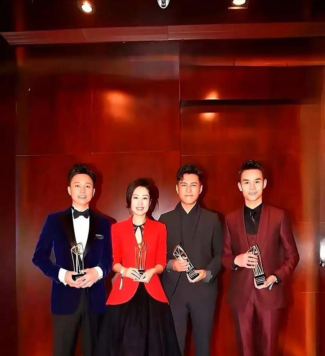品质盛典高光时刻，这四位演员，真是国剧的宝藏！哇！靳东、王凯、刘敏涛、刘奕君居
