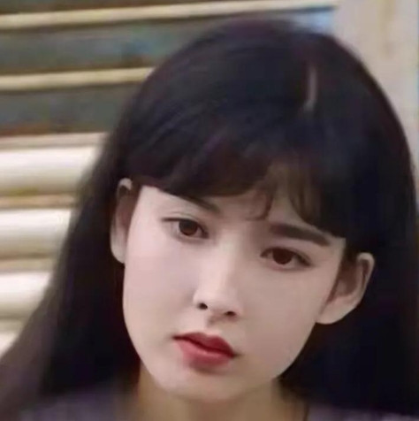 1990年，周慧敏刚一推开门，就看见男友倪震和陈法蓉在激吻，甩了倪震一巴掌后，夺