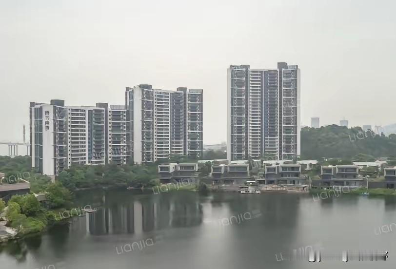 位于广州南沙港前大道的时代南湾小区，位置紧邻珠江口和虎门大桥旁，并且也是建设年代