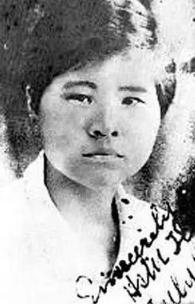 1940年，双枪女英雄李林被日军困在破庙，日军破开门、一拥而入的瞬间，所有人都以