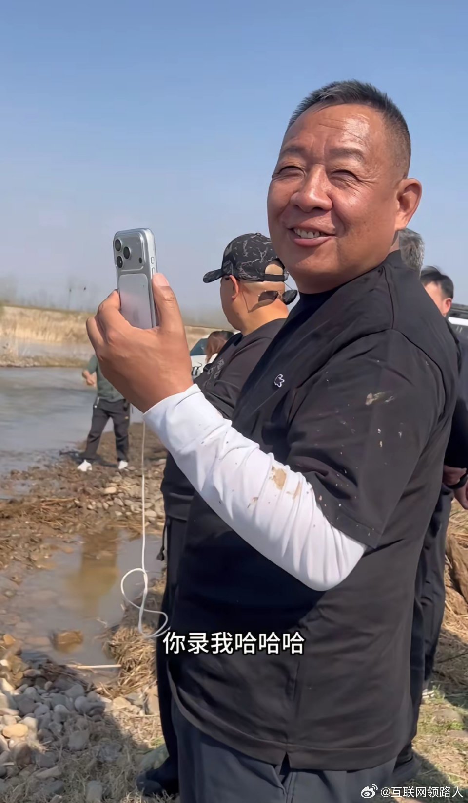 于东来用的手机是白色钛金属的iPhone，还套着保护壳，我猜是iPhone15