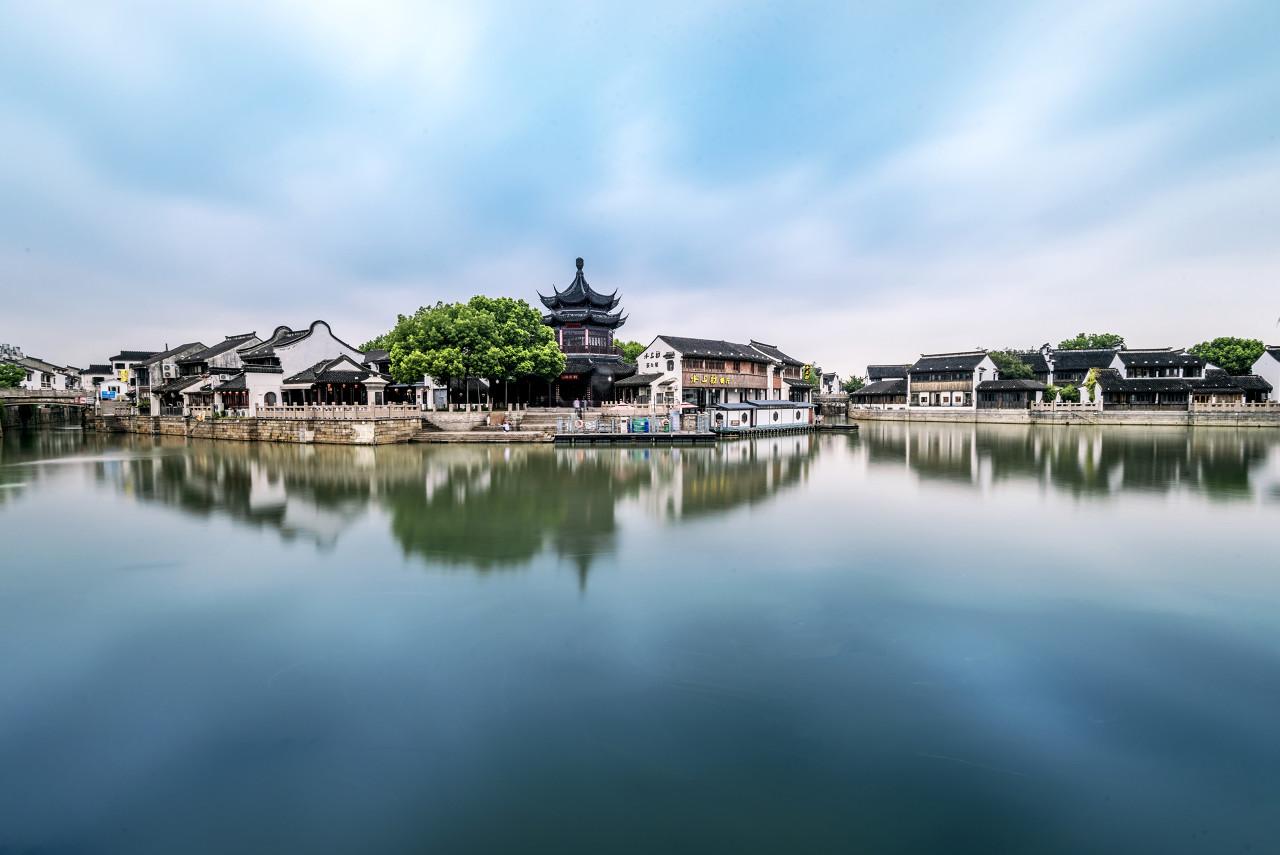 加班文化的核心理解加班文化是职场中因工作需求、企业氛围或行业特性，形成的超