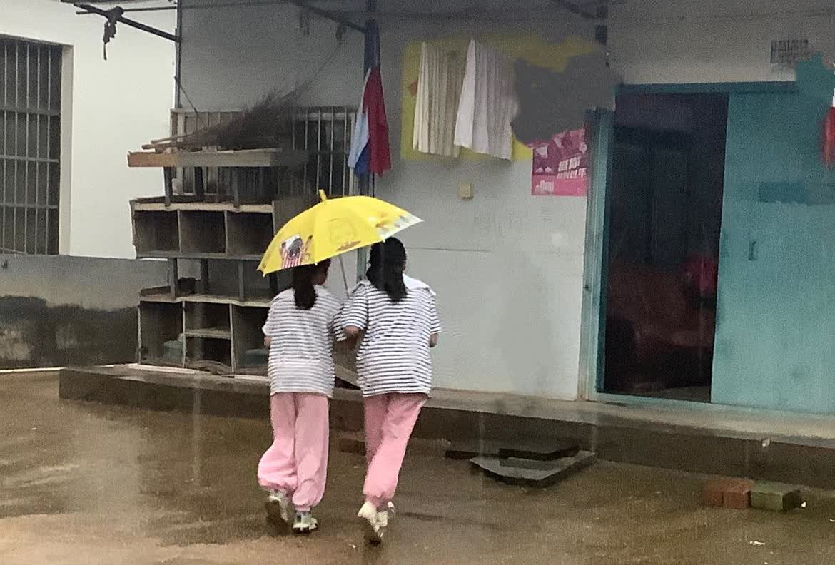 湖南长沙，11岁女孩正带着妹妹跳绳，眼瞅着隔壁邻居姐姐路过，谁知，她胳膊猛地一抡