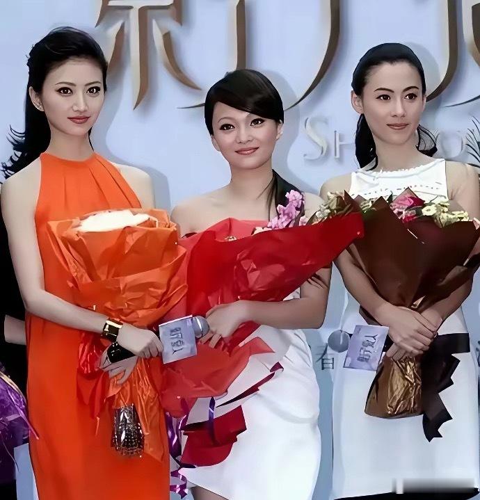 景甜的美貌其实不应该用“美”来形容，而应该用“标致”来形容！看下面的合照，你就会