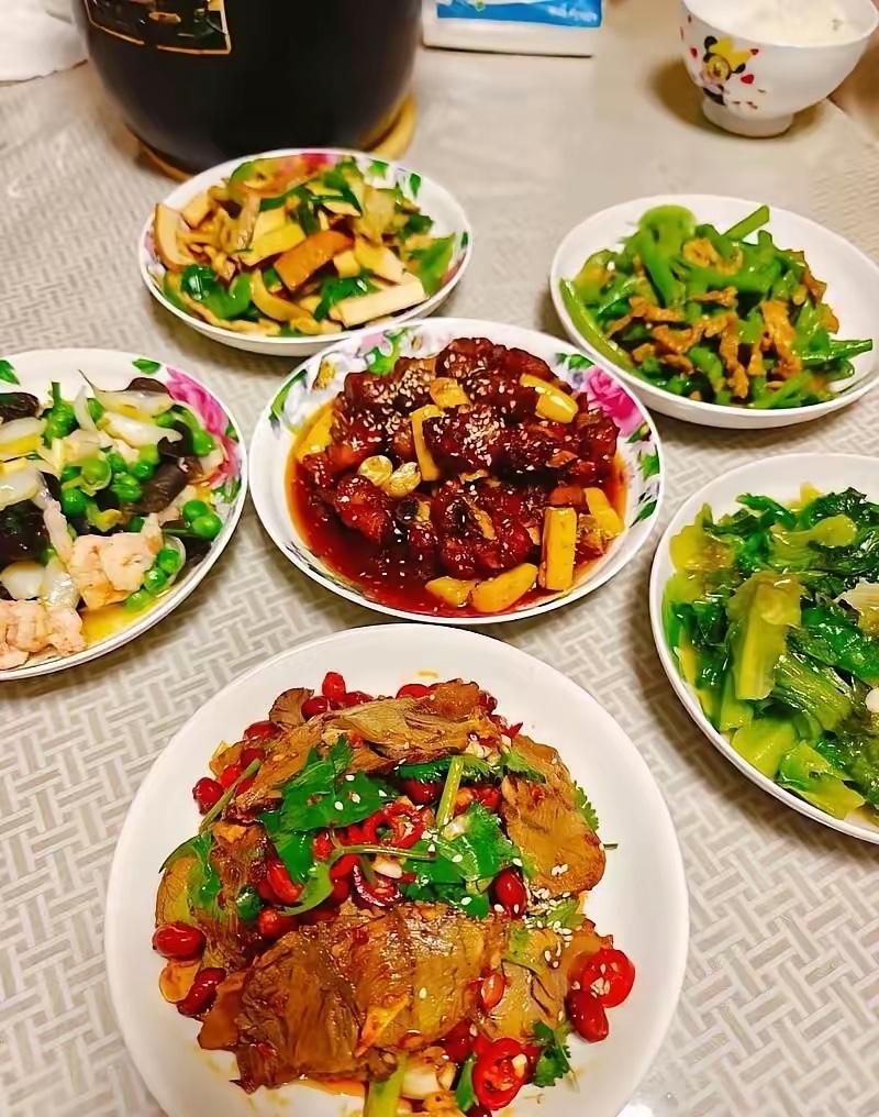 儿媳妇给我介绍了个保姆的活，我刚去干一天就不干了，我去给人家做饭，饭做好了，人家