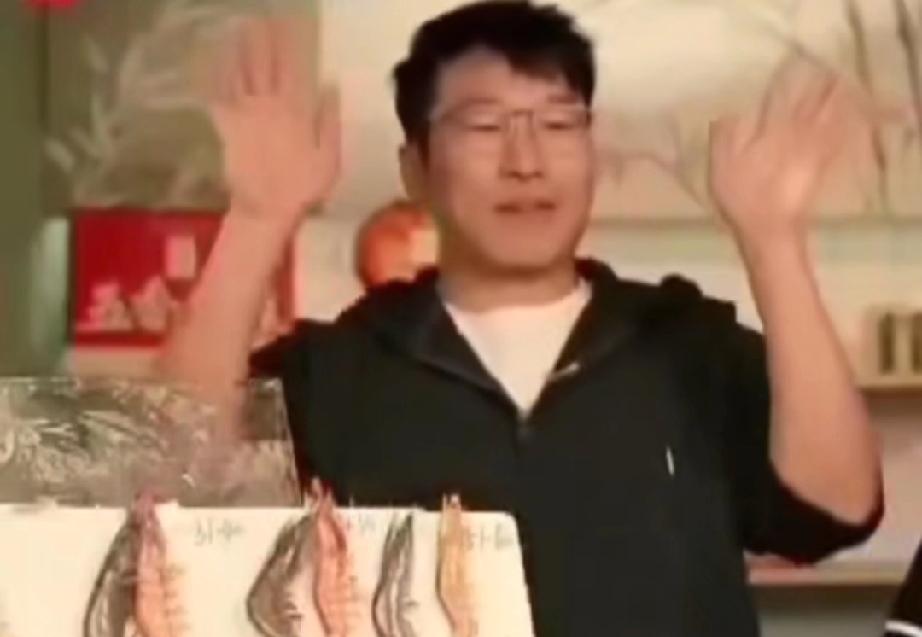 明明在直播间出现了与董宇辉相似的举动，确实是耐人寻味。最近，网上传出了他离职