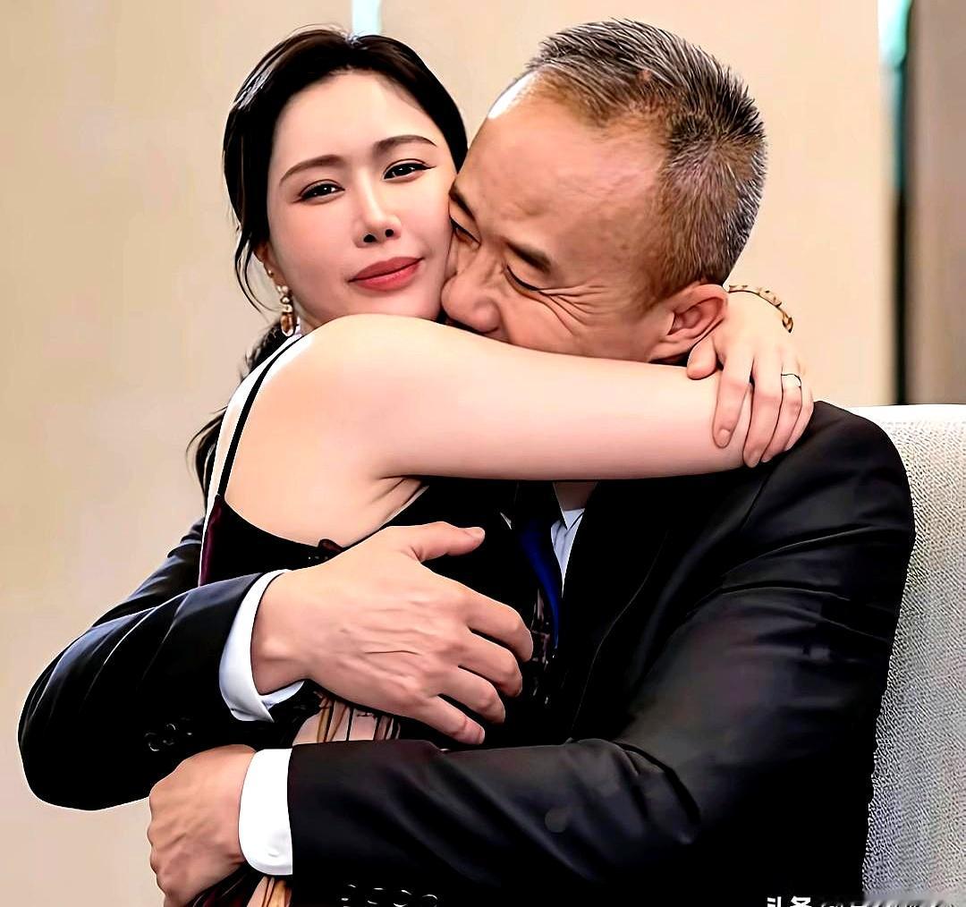 这回算是彻底演砸了，连着道歉三次，腰都快弯断了，眼泪在那打转，结果呢？换来一张