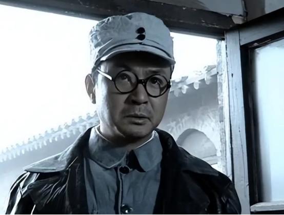 当年拍《亮剑》，全剧组找不到一个能镇住李幼斌的，导演陈健急了。李幼斌那个劲儿，上