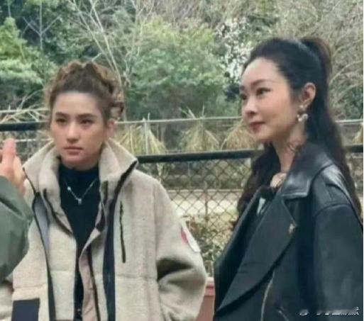 明星和富家女的区别，一个永远带着笑容，一个想笑就笑，想板着脸就板着