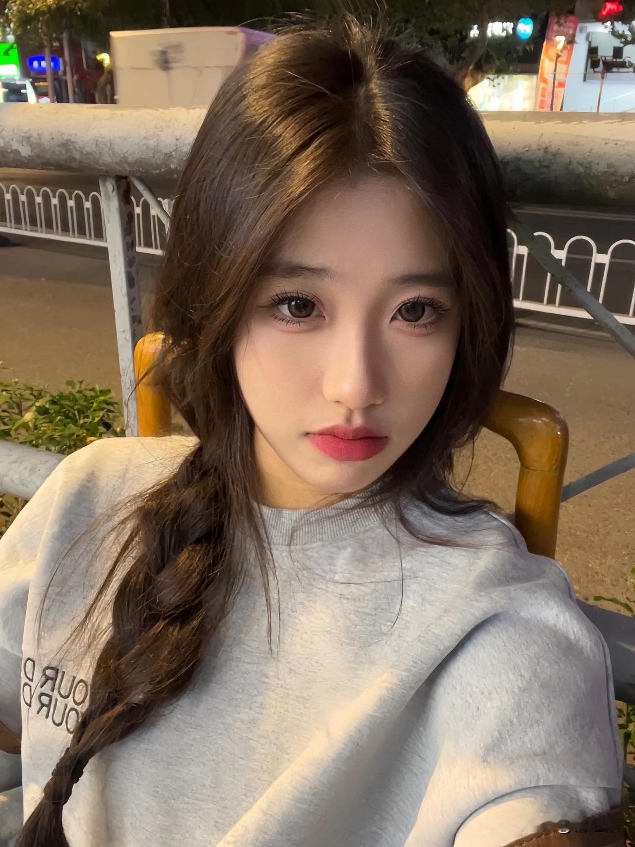 夜晚街头的少女，长发飘飘，温柔动人。
