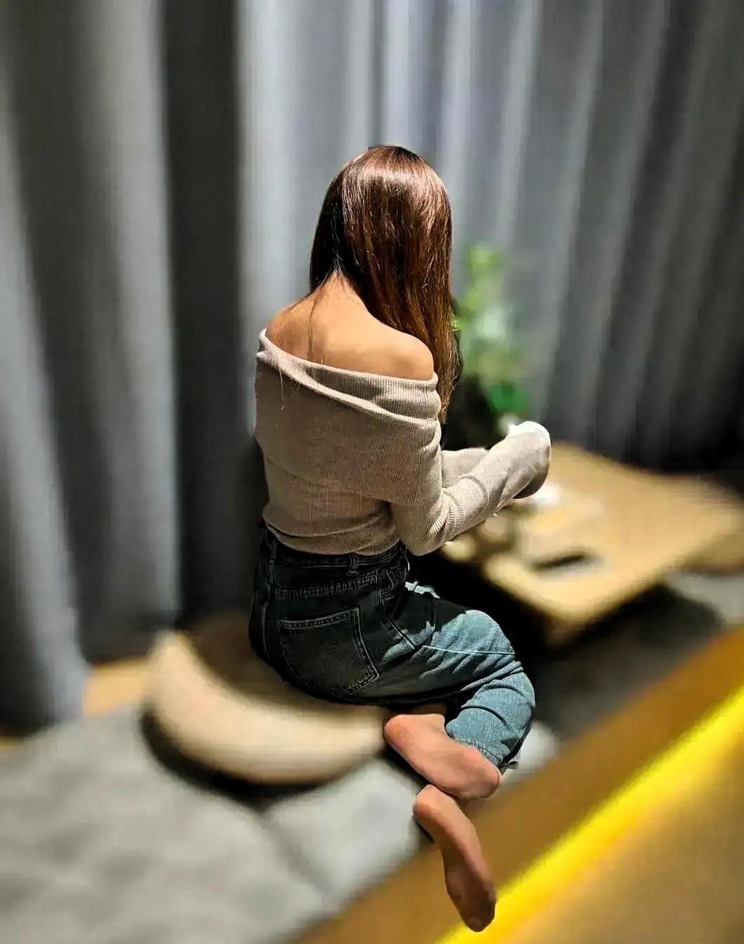 湖北25岁女子小美，因为生意经营不善负债80万。她想以身抵债，主动约债主杜锋去咖