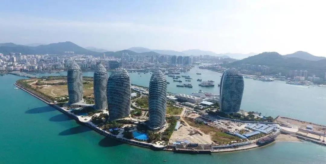 海南年底就要封关了，也不知道它能不能成为下一个新加坡。我是追男朋友