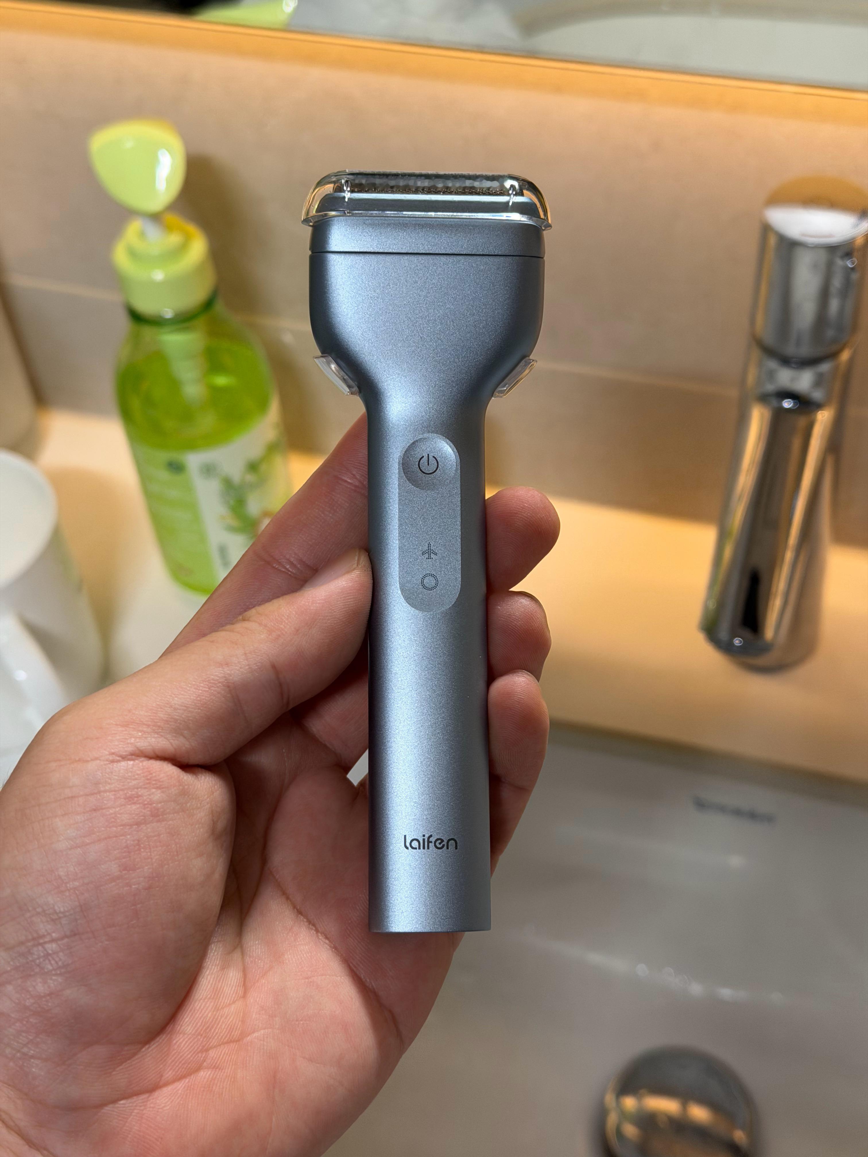 徕芬剃须刀这么奇怪，刮胡子刮出血了。。。离谱，而且剃的也不是很干净啊