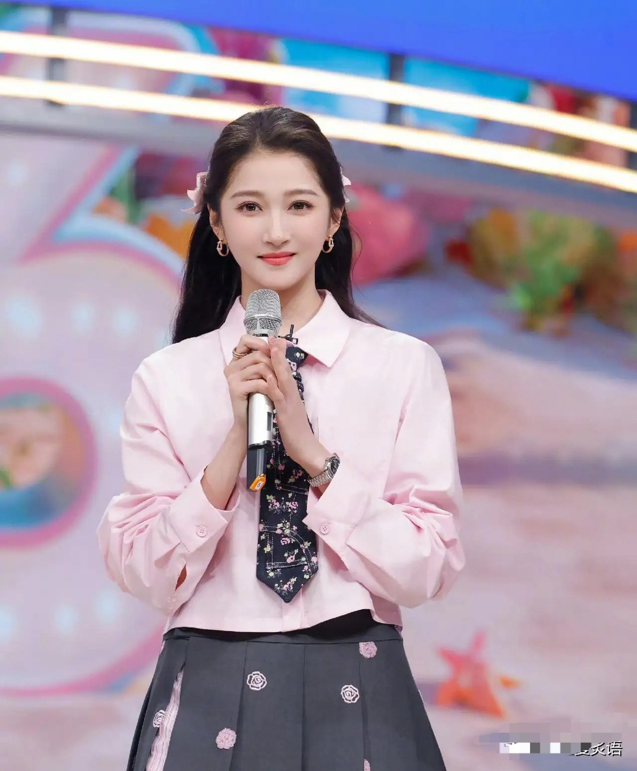 分手是有迹可循的！7月7日，关晓彤引发热议，原因是3年前，她曾在综艺里说，春晚前
