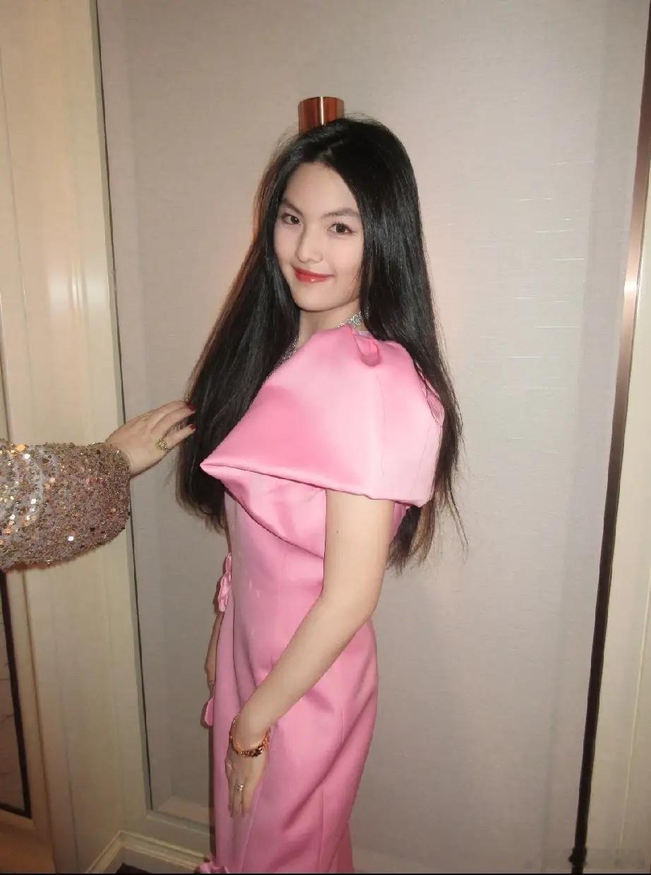 王诗龄这身粉色丝绒长裙好显贵气啊，虽说王诗龄经常穿一些超她年纪偏成熟的衣服，但显
